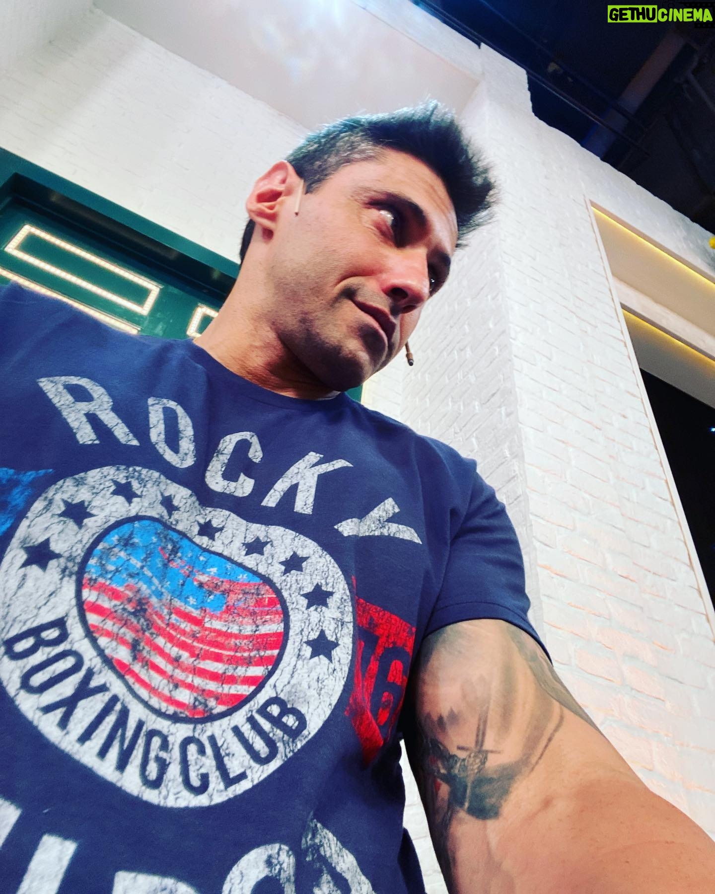 Tito Speranza - 1.1K Likes - Que estaba mirando! Y es evidente que salió la foto qué quiso el celular. Jajaja!