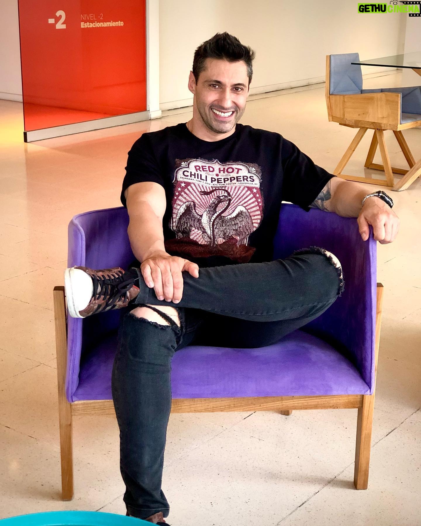 Tito Speranza - 2.1K Likes - Esperando para volver a casa. Por suerte sentado en este cómodo sillón.