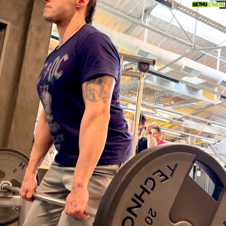 Tito Speranza - 1.2K Likes - Arranque la semana haciendo piernas. Estos son alguno de los ejercicios que hice. Deje a propósito los vĆdeos en crudo y con el sonido ambiente.
ā
ā
ā
#Lunes
#Entrenamiento
#Piernas