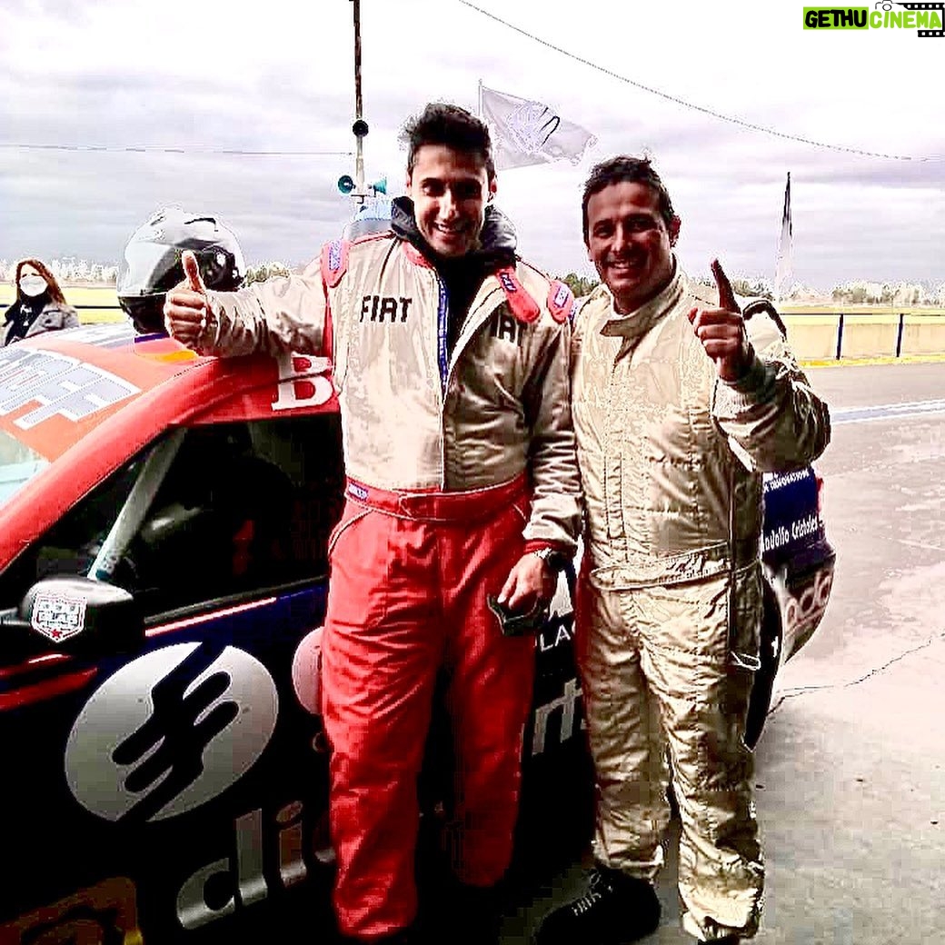 Tito Speranza - 2.4K Likes - Pasaron casi cinco años de la última vez que me subí a uno de los autos de la Copa Bora, pero enseguida sentí la misma felicidad que en aquel momento. Gracias por hacerme realidad esta alegría y dar algunas vueltas:
@copaboraoficial
@aldomorello
guidoserafini1
#AutodromoRobertoMouras
#Autos
#Carrerras
#Fierros
