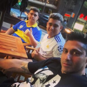 Tito Speranza Instagram - Tomando un poco de fresco con los pibes @lucaa.borrelli_ @vicente_borrelli1 y esperando a @omarborrelli