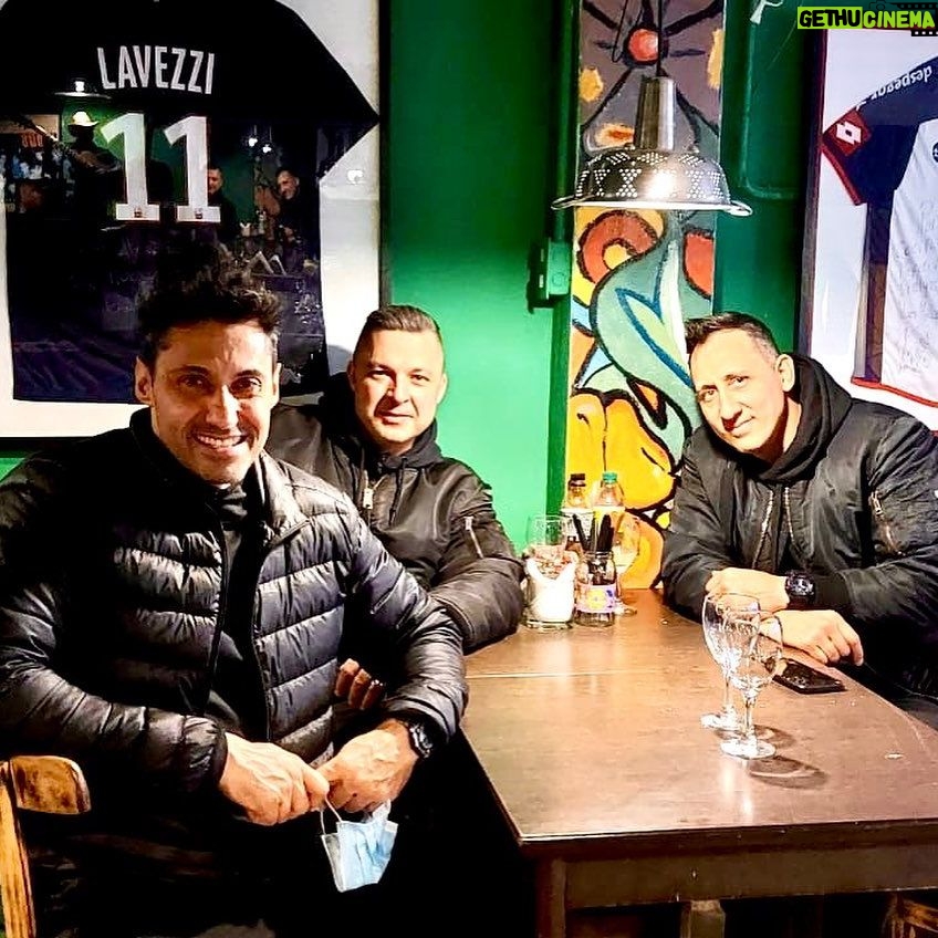 Tito Speranza - 847 Likes - Una noche genial salió y sin programarla. Cena con amigos #GustavoBB @maximilianoprimero en la previa y después ir a ver el recital de #Metalica
El CD de MetƔlica (Tapa Negra) fue mi primer compacto.