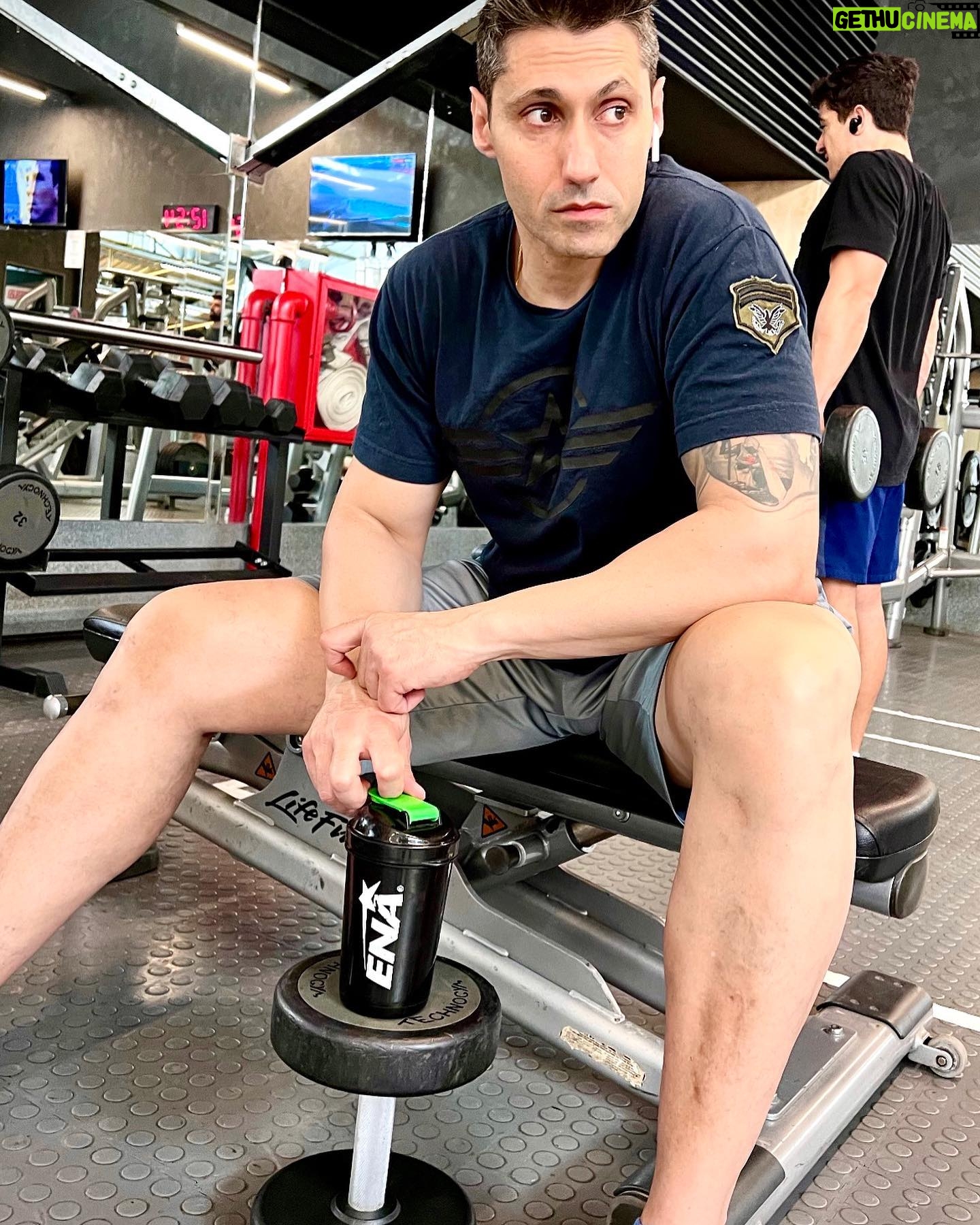Tito Speranza - 0.9K Likes - Pensando con cual ejercicio seguIr el entrenamiento.