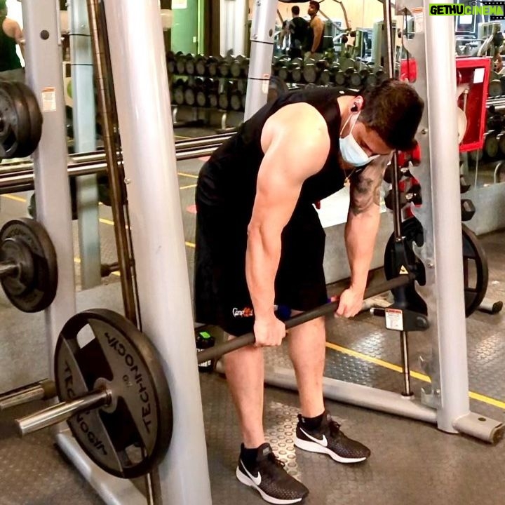 Tito Speranza - 0.9K Likes - Hoy entrené hombros y dentro de la rutina puse este ejercicio, remo al mentón en la Multi Smith.
#Gimnasio
#Entrenamiento
#Hombros