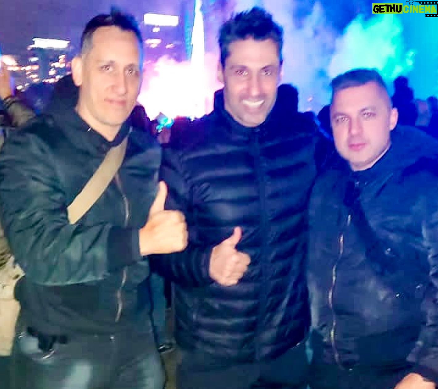 Tito Speranza - 847 Likes - Una noche genial salió y sin programarla. Cena con amigos #GustavoBB @maximilianoprimero en la previa y después ir a ver el recital de #Metalica
El CD de MetƔlica (Tapa Negra) fue mi primer compacto.