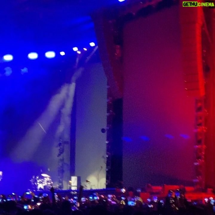 Tito Speranza - 847 Likes - Una noche genial salió y sin programarla. Cena con amigos #GustavoBB @maximilianoprimero en la previa y después ir a ver el recital de #Metalica
El CD de MetƔlica (Tapa Negra) fue mi primer compacto.