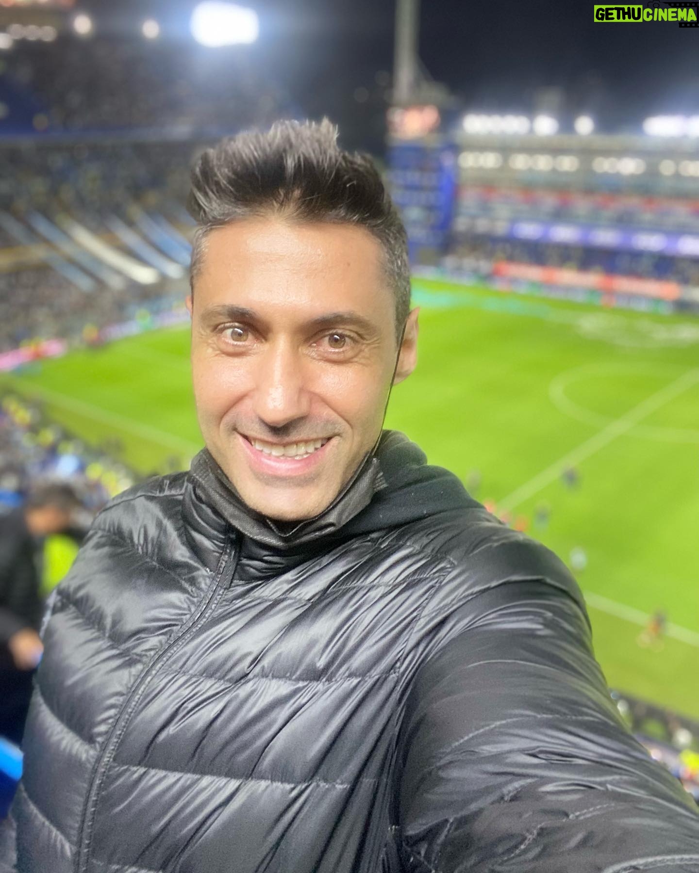 Tito Speranza - 4K Likes - Por primera vez pude ver en la cancha a la Selección Argentina de fútbol. Sensaciones múltiples, una alegría inmensa, una emoción por momentos incontrolable (sumado a temas personales). Sentía que necesitaba más ojos 👀, para no perderme detalles. Pude ver en vivo a esta camada de jugadores y a @leomessi que por fin se le está reconociendo lo que es como jugador. Me gusta ver a la #Scaloneta como cuando era chico a la del #86 con el Diego a la cabeza. Gracias a la vida, y pude experimentar todo esto con mis sobrinos, que también era su primera vez.
@lucaa.borrelli_
@vicente_borrelli1
#LaSeleccion
#Futbol
#Messi
#Scaloneta