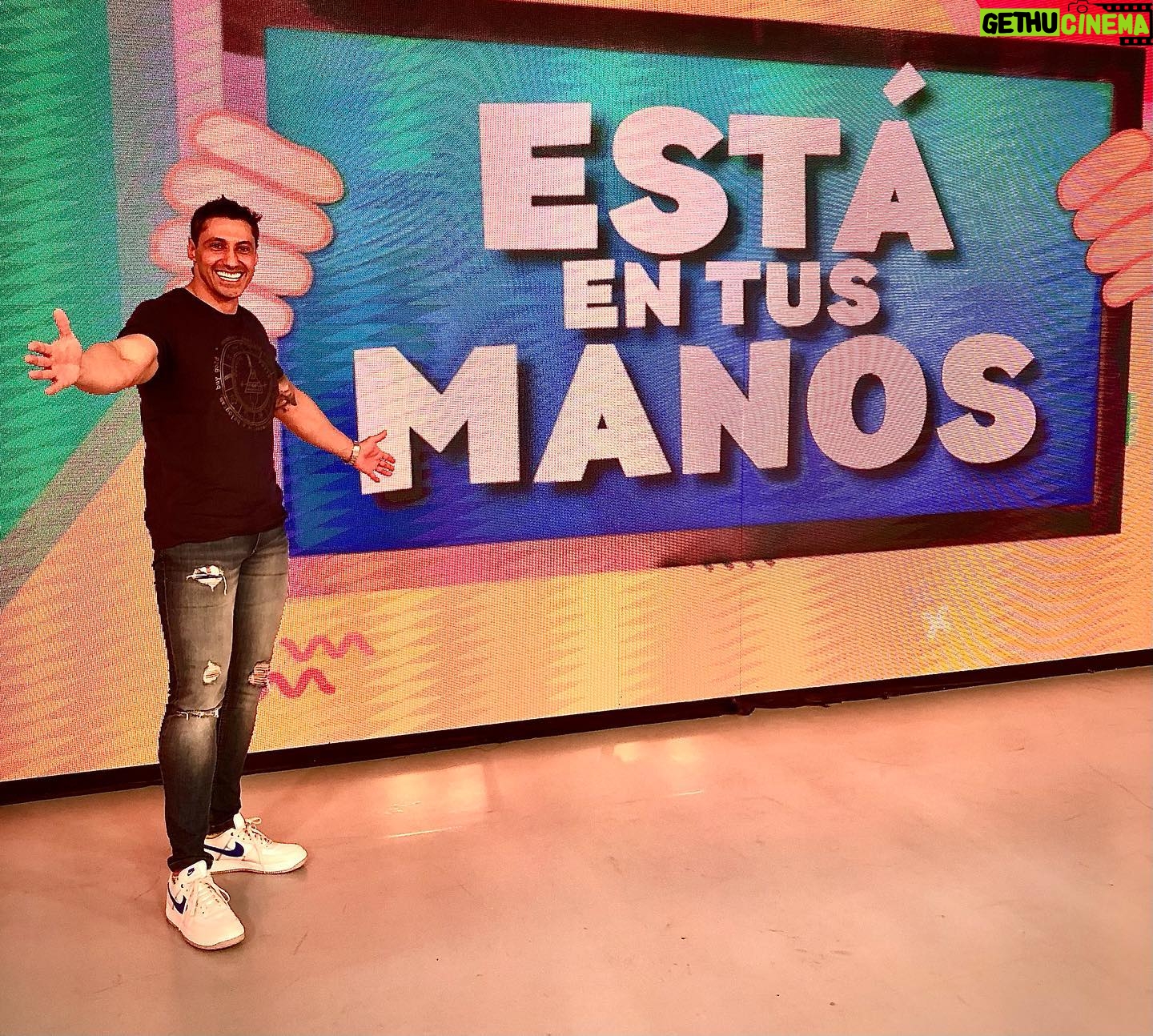 Tito Speranza - 2.2K Likes - Un lindo día fue este Jueves Santo. Estuve en @canal9oficial participando del programa #Estaentusmanos donde la pase genial. Y pude reencontrarme con muchos compañeros de trabajo y poder charlar de bueyes perdidos. Gracias.
#Canal9
#Invitado
#Estaentusmanos
#Jugar
#Unalindatarde
👕👖
@klosterinsta