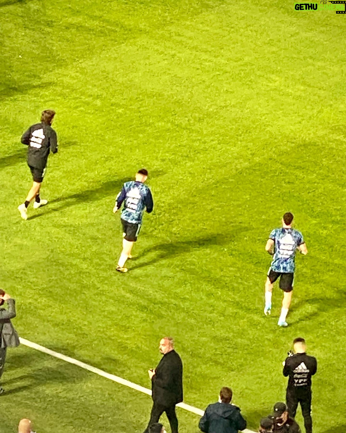Tito Speranza - 4K Likes - Por primera vez pude ver en la cancha a la Selección Argentina de fútbol. Sensaciones múltiples, una alegría inmensa, una emoción por momentos incontrolable (sumado a temas personales). Sentía que necesitaba más ojos 👀, para no perderme detalles. Pude ver en vivo a esta camada de jugadores y a @leomessi que por fin se le está reconociendo lo que es como jugador. Me gusta ver a la #Scaloneta como cuando era chico a la del #86 con el Diego a la cabeza. Gracias a la vida, y pude experimentar todo esto con mis sobrinos, que también era su primera vez.
@lucaa.borrelli_
@vicente_borrelli1
#LaSeleccion
#Futbol
#Messi
#Scaloneta