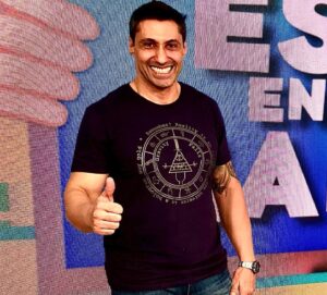 Tito Speranza Instagram - Un lindo día fue este Jueves Santo. Estuve en @canal9oficial participando del programa #Estaentusmanos donde la pase genial. Y pude reencontrarme con muchos compañeros de trabajo y poder charlar de bueyes perdidos. Gracias. 

#Canal9
#Invitado
#Estaentusmanos
#Jugar
#Unalindatarde

👕👖
@klosterinsta