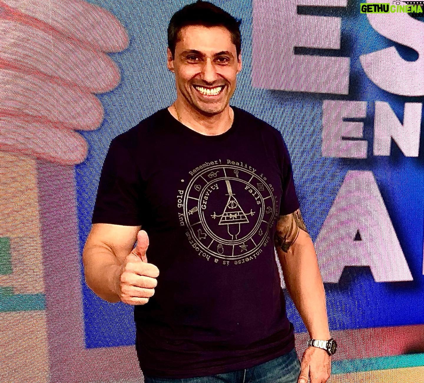 Tito Speranza - 2.2K Likes - Un lindo día fue este Jueves Santo. Estuve en @canal9oficial participando del programa #Estaentusmanos donde la pase genial. Y pude reencontrarme con muchos compañeros de trabajo y poder charlar de bueyes perdidos. Gracias.
#Canal9
#Invitado
#Estaentusmanos
#Jugar
#Unalindatarde
👕👖
@klosterinsta
