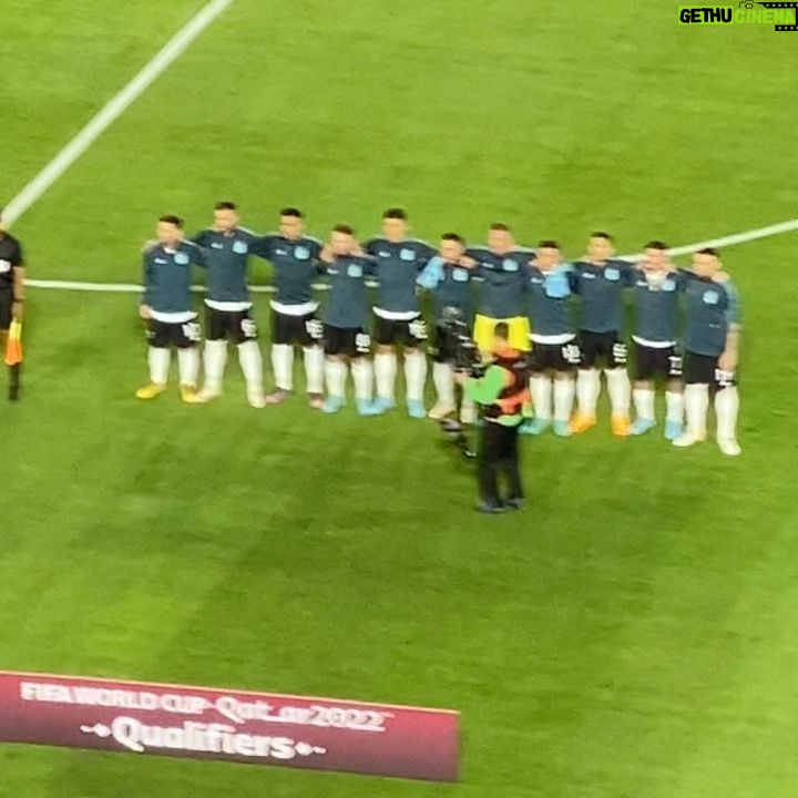 Tito Speranza - 4K Likes - Por primera vez pude ver en la cancha a la Selección Argentina de fĆŗtbol. Sensaciones mĆŗltiples, una alegrĆa inmensa, una emoción por momentos incontrolable (sumado a temas personales). SentĆa que necesitaba mĆ”s ojos š, para no perderme detalles. Pude ver en vivo a esta camada de jugadores y a @leomessi que por fin se le estĆ” reconociendo lo que es como jugador. Me gusta ver a la #Scaloneta como cuando era chico a la del #86 con el Diego a la cabeza. Gracias a la vida, y pude experimentar todo esto con mis sobrinos, que tambiĆ©n era su primera vez.
@lucaa.borrelli_
@vicente_borrelli1
#LaSeleccion
#Futbol
#Messi
#Scaloneta