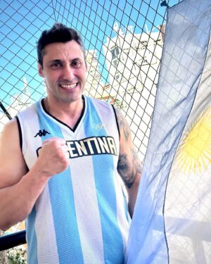 Tito Speranza Instagram - Hace días que no subo cosas a mis redes. Menos sobre el Mundial y la selección, pero ahora ya está, “SOMOS CAMPEONES DE MUNDO”. “Gracias Totales” a todos los que son parte del plantel y cuerpo técnico. Hace un tiempo postee (en último partido de local de la selección, que fue en la Bombonera), que esta Selección me despertaba una admiración grandísima y ganas de ser partícipe, como cuando era un adolescente con la Selección del 86. 
⭐️
⭐️
⭐️ 
@afaseleccion 
@afa.oficial 
⭐️
⭐️
⭐️
PD: Respeto y admiración @leomessi y a todos los chicos. Cuando digo a todos, a todos, incluyo a los que fueron cuestionados y denostados injustamente (A los que les quepa el guante que lo recojan y se lo pongan). Con esto último que voy a escribir me despido, “Una final, no se juega todos los días”. GRACIAS!