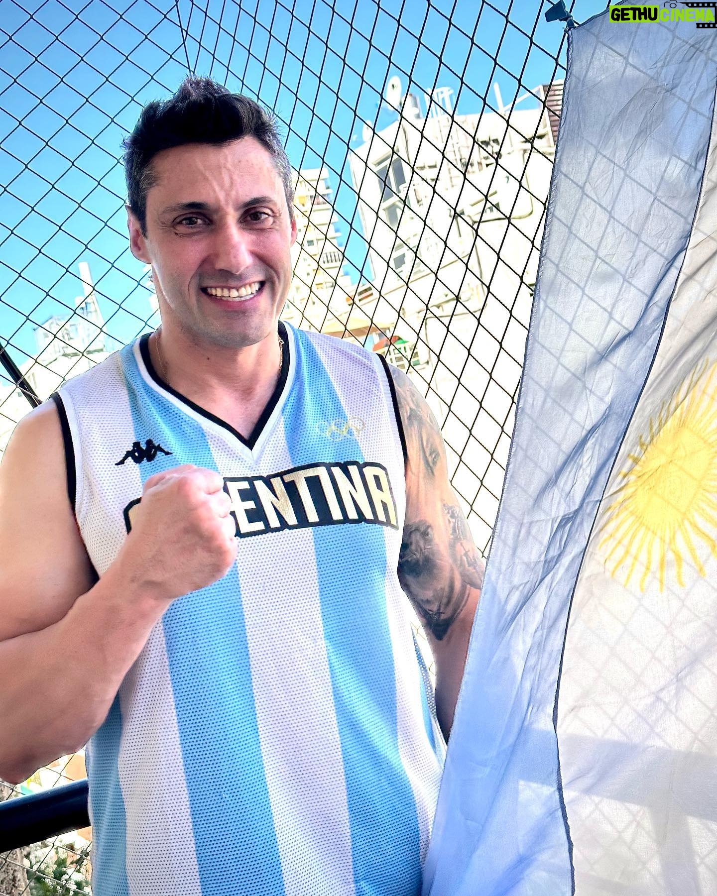 Tito Speranza - 1.8K Likes - Hace dĆas que no subo cosas a mis redes. Menos sobre el Mundial y la selección, pero ahora ya estĆ”, āSOMOS CAMPEONES DE MUNDOā. āGracias Totalesā a todos los que son parte del plantel y cuerpo tĆ©cnico. Hace un tiempo postee (en Ćŗltimo partido de local de la selección, que fue en la Bombonera), que esta Selección me despertaba una admiración grandĆsima y ganas de ser partĆcipe, como cuando era un adolescente con la Selección del 86.
āļø
āļø
āļø
@afaseleccion
@afa.oficial
āļø
āļø
āļø
PD: Respeto y admiración @leomessi y a todos los chicos. Cuando digo a todos, a todos, incluyo a los que fueron cuestionados y denostados injustamente (A los que les quepa el guante que lo recojan y se lo pongan). Con esto Ćŗltimo que voy a escribir me despido, āUna final, no se juega todos los dĆasā. GRACIAS!