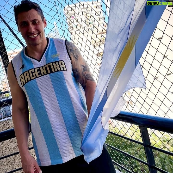 Tito Speranza - 1.8K Likes - Hace dĆas que no subo cosas a mis redes. Menos sobre el Mundial y la selección, pero ahora ya estĆ”, āSOMOS CAMPEONES DE MUNDOā. āGracias Totalesā a todos los que son parte del plantel y cuerpo tĆ©cnico. Hace un tiempo postee (en Ćŗltimo partido de local de la selección, que fue en la Bombonera), que esta Selección me despertaba una admiración grandĆsima y ganas de ser partĆcipe, como cuando era un adolescente con la Selección del 86.
āļø
āļø
āļø
@afaseleccion
@afa.oficial
āļø
āļø
āļø
PD: Respeto y admiración @leomessi y a todos los chicos. Cuando digo a todos, a todos, incluyo a los que fueron cuestionados y denostados injustamente (A los que les quepa el guante que lo recojan y se lo pongan). Con esto Ćŗltimo que voy a escribir me despido, āUna final, no se juega todos los dĆasā. GRACIAS!