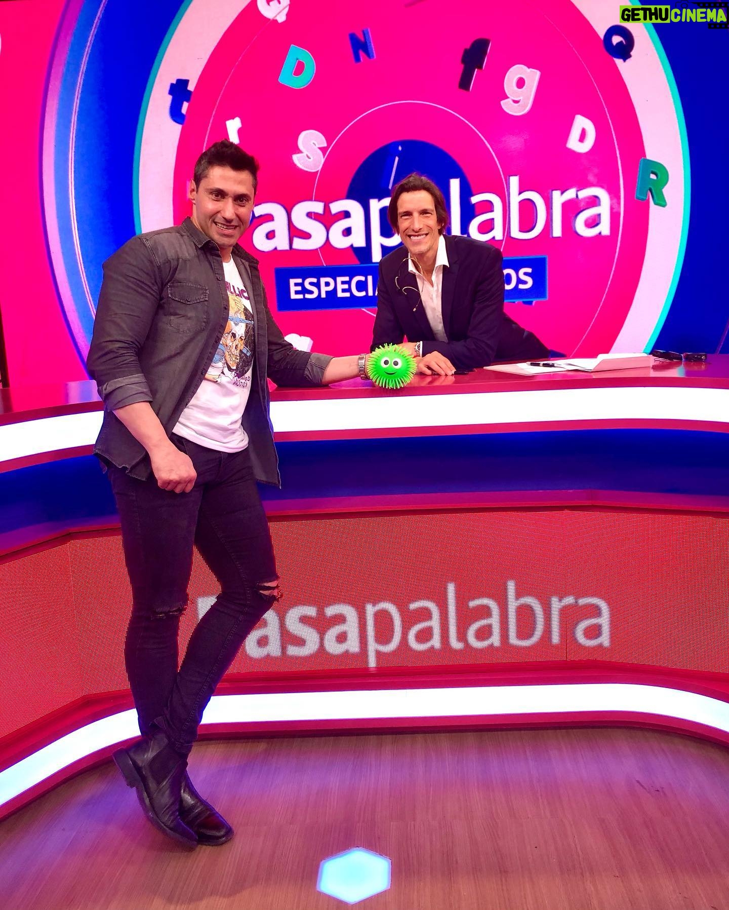 Tito Speranza - 2.6K Likes - La primera vez que participo en el Rosco. Espero no ponerme tan nervioso la próxima vez. Más allá de los nervios me encanta competir. Gracias a #Ivan y a #Pasapalabra por hacer sentir tan cómodos a los que participan.
*
@telefe
*
#Rosco
#Pelotito🎾
*
@klosterinsta 👕👖