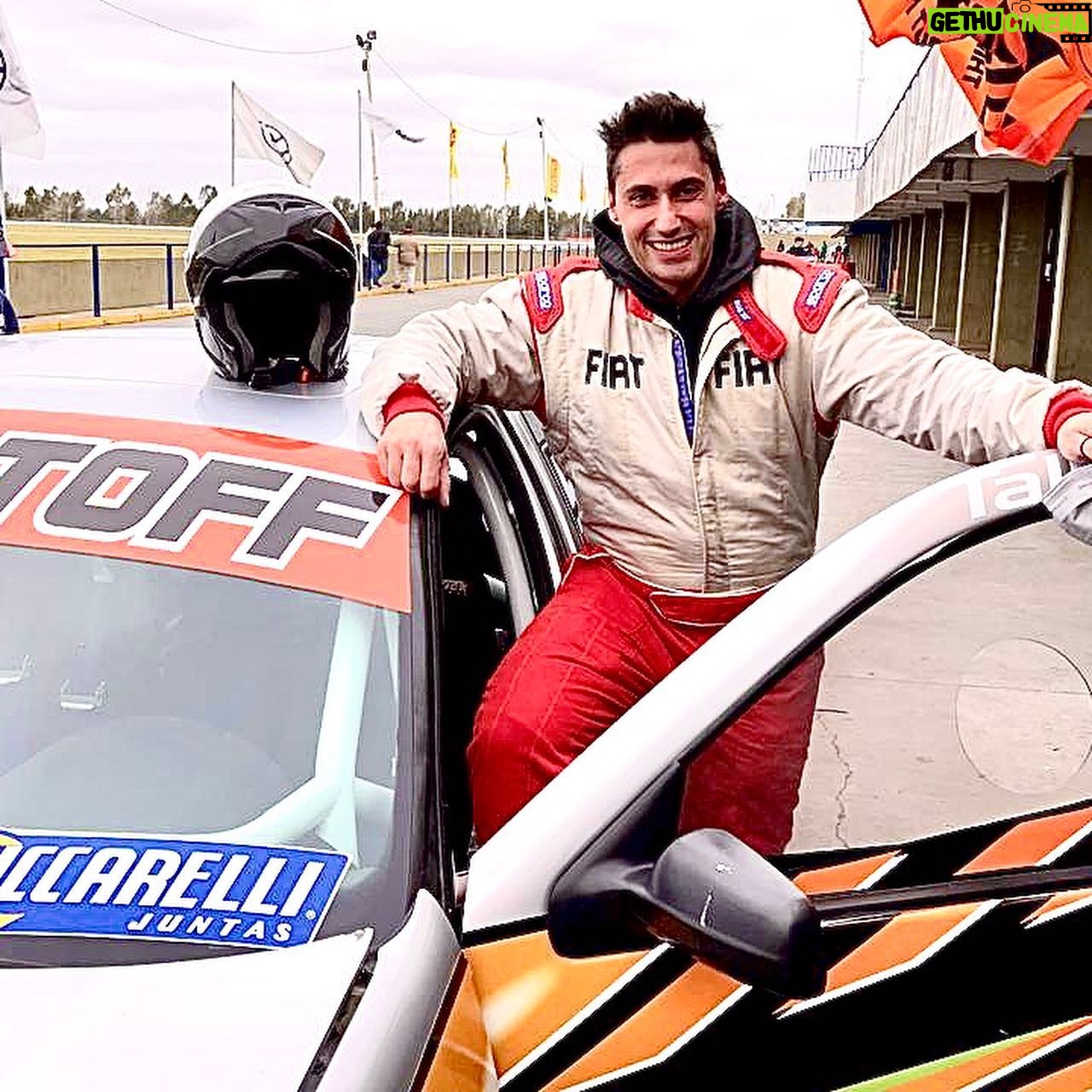 Tito Speranza - 2.4K Likes - Pasaron casi cinco años de la última vez que me subí a uno de los autos de la Copa Bora, pero enseguida sentí la misma felicidad que en aquel momento. Gracias por hacerme realidad esta alegría y dar algunas vueltas:
@copaboraoficial
@aldomorello
guidoserafini1
#AutodromoRobertoMouras
#Autos
#Carrerras
#Fierros
