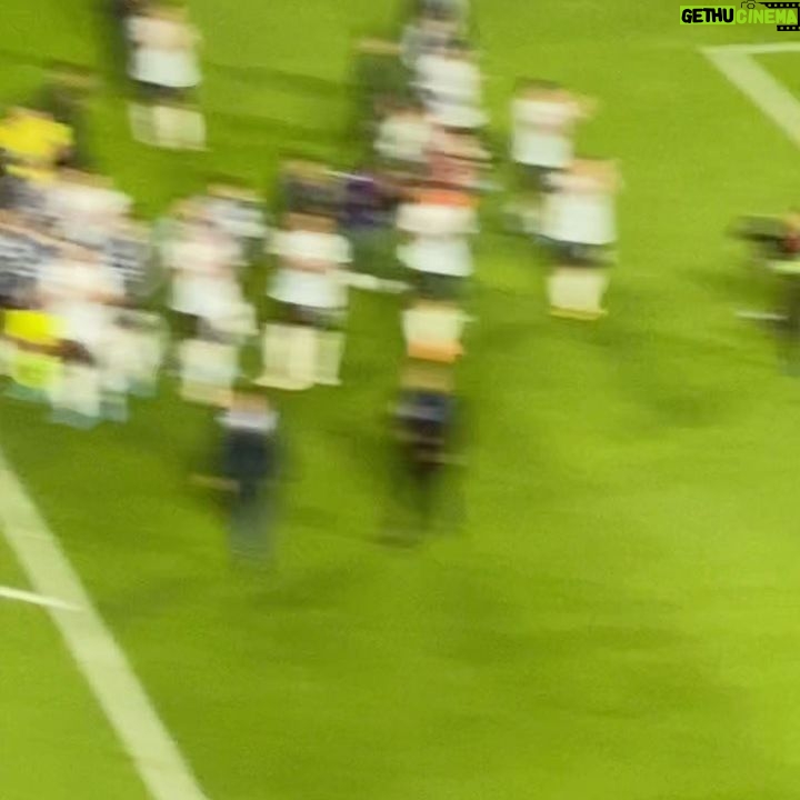 Tito Speranza - 4K Likes - Por primera vez pude ver en la cancha a la Selección Argentina de fĆŗtbol. Sensaciones mĆŗltiples, una alegrĆa inmensa, una emoción por momentos incontrolable (sumado a temas personales). SentĆa que necesitaba mĆ”s ojos š, para no perderme detalles. Pude ver en vivo a esta camada de jugadores y a @leomessi que por fin se le estĆ” reconociendo lo que es como jugador. Me gusta ver a la #Scaloneta como cuando era chico a la del #86 con el Diego a la cabeza. Gracias a la vida, y pude experimentar todo esto con mis sobrinos, que tambiĆ©n era su primera vez.
@lucaa.borrelli_
@vicente_borrelli1
#LaSeleccion
#Futbol
#Messi
#Scaloneta