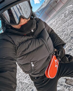 Tjaša Perko Instagram - We are celebrating my 5th anniversary on skis 🎿 who would have thought 🧜🏽‍♀️ 😅 ❄️ and I love it. Tnx to you @rokperko 🙏🏻 . And a friendly reminder - wear a helmet like you wear it on a motorbike. It’s the same! 🤍
•
•
•
•
#5thanniversary #skimermaid #mermaid #snowmermaid #loveit #helmet #skihelmet #safety #notallaboutstyle