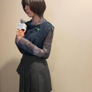 Toaka Instagram - 映画「違国日記」の舞台挨拶でインスパイアソング「夜明けのあなたへ」を歌わせていただきました。
映画をご覧になった皆さん、創り上げた皆さんに直接この歌を届けることができてとても嬉しかったです。
そして、とっても素敵なお衣装に勇気付けられました！

映画「違国日記」ぜひ劇場でご覧ください！

Stylist: hao @hao_yoshienunoda
Hair & Make-Up: Chisato Kou @_kou_chang__813

Vest @j1u_by_labelleetude
Top @desigual
Skirt, pants @teloplan_official
Shoes @labelleetude_official

#違国日記
#映画違国日記
#十明
#夜明けのあなたへ
#新垣結衣
#早瀬憩
#瀬田なつき