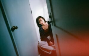 Toaka Instagram - この度、
新海誠監督の最新作映画「#すずめの戸締まり」
#RADWIMPS さんによる主題歌「#すずめ」を
歌わせていただきました、#十明(とあか)です。

11/11(金)の映画公開が近づいて、とてもドキドキしています。

そして、初めてのアーティスト写真も撮っていただきました。

これから、オフショットや普段の私を投稿していきたいと思います。

よろしくお願いします。

Toaka * Artist photo
Photographer：Kana Tarumi @kanatarumi
Hair&Make-Up：CON @na__chichi
Stylist：hao @hao_yoshienunoda
Special Thanks：Yuuki Oishi @yuuki_oishi