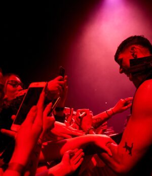 Tobias Rahim Instagram - Støvet har lagt sig. Og jeg er vågnet op i taknemlighed. En dyb taknemmelighed.  Tak for dig. Tak for jer. Tak for jeres støtte. Jeres øre. Jeres kærlighed. 
Den her tour var en milepæl i mit liv... 
Nogen gange er man mentalt hurtig videre til det næste. Livet gir dig nye problemer. Ambition gir dig nye mål. Og pludselig har du glemt du at ta det hele ind. .. men fuck alt det der lige nu. Jeg trækker vejret og tar det ind. Helt ind i hjertet. Hvor ingen ka ta det fra mig. Det var stort. Det var en drøm der gik i opfyldelse. 
Tak til jer der var med på scenen. Tak til jer der var med i salen. 
Og tak til skaberen. For evnen til at skabe