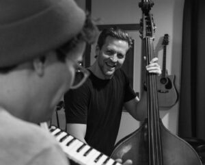 Tobias Santelmann Instagram - Når vi ikke later som, oversetter vi @zaralarsson, @beyonce og @larsvaularnmg til nynorsk. 
Vi er @youngsuffering, og vi har konsert på @ingensteds_ 14.mars. Kom og hør på oss da. Fikk til link i bio, og det ligger en 🍆 der hvis du vil se på’n.
Foto: @anthony_sabado 📷
