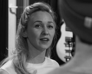 Tobias Santelmann Instagram - Når vi ikke later som, oversetter vi @zaralarsson, @beyonce og @larsvaularnmg til nynorsk. 
Vi er @youngsuffering, og vi har konsert på @ingensteds_ 14.mars. Kom og hør på oss da. Fikk til link i bio, og det ligger en 🍆 der hvis du vil se på’n.
Foto: @anthony_sabado 📷