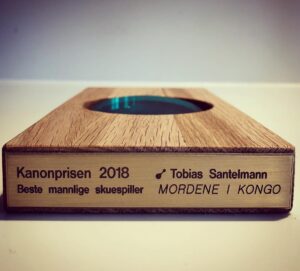 Tobias Santelmann Instagram - TUSEN TAKK!! I går kom premien i posten - filmbransjen har gitt sine stemmer og mener jeg fortjener Kanonprisen og den høythengende anerkjennelsen «beste mannlige skuespiller 2018» for min tolkning av Tjostolv Moland. Det er jeg rett og slett fryktelig stolt over.

Å få utmerkelsen for akkurat denne rollen i akkurat dette prosjektet betyr ekstra mye. «Mordene i Kongo» er det råeste teamarbeidet jeg noen gang har vært med på. Derfor vil jeg dele denne trebiten med spesielt Marius Holst, Aksel Hennie, John Andreas Andersen, John Christian Rosenlund, Bjørg Serup, Trine Berg og alle dere i Friland Film. Tusen takk!!
🙏🏻🙏🏻🙏🏻
❤️
