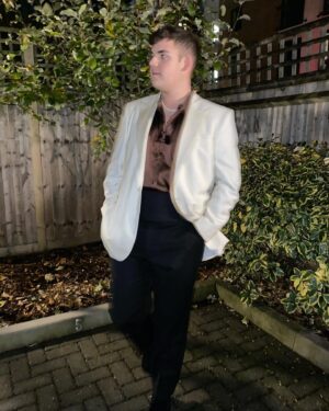 Tobie Donovan Instagram - about last night ✨

Styled by @benedict_browne 
👔- @shopoliverbrown 
👞- @dukedexter 
💍- @sergedenimes