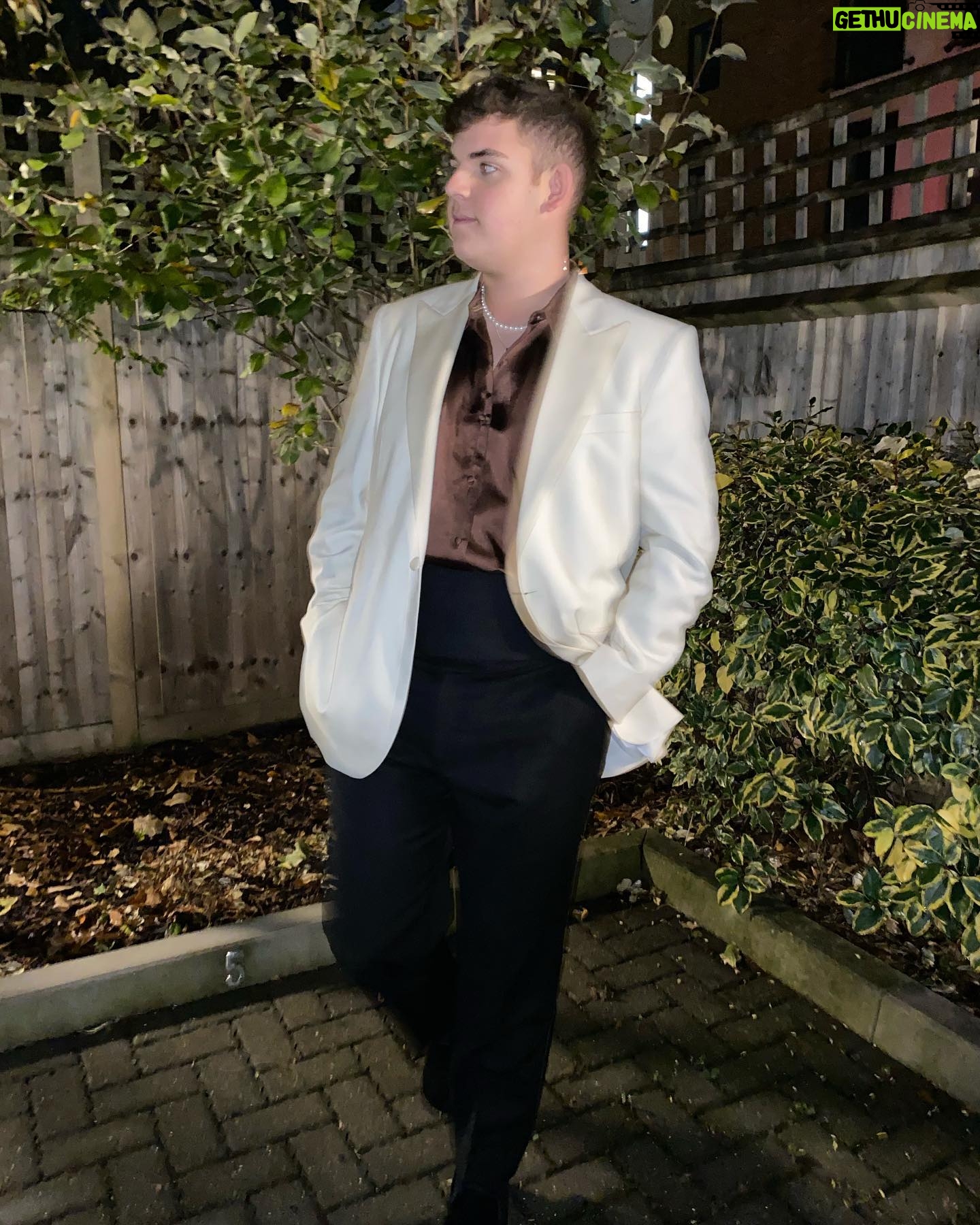 Tobie Donovan - 136K Likes - about last night ✨
Styled by @benedict_browne
👔- @shopoliverbrown
👞- @dukedexter
💍- @sergedenimes