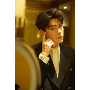 Toby Lee Instagram - 今天能和觀眾朋友們在戲院一起看#電影花千骨 
真的很感動
還有觀眾說他都看哭了
反正我是信了
如果你們不信
明天1/20花千骨電影版上映
希望大家都能夠走進戲院
幫我證明一下🤣🤣🤣

#電影花千骨
#禁慾男神
#白子畫