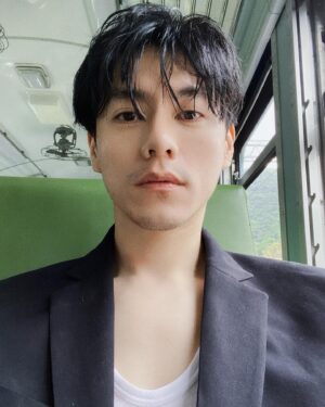 Toby Lee Instagram - 在此獻上阿加洗大叔的照片

感謝 孤獨娛樂 @jjlin 

謝謝我們的工作伙伴
妝 @backstagealbee @bubu51888
髮 @raten02