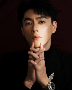 Toby Lee Instagram - 昨晚是我人生中最神奇也是最美妙的時刻。

直到今天起床我都覺得不可思議，能在這麼多優秀演員前輩中脫穎而出，除了幸運，沒有別的。

謝謝評審的青睞，讓一個在漁村長大的小孩，可以拿著獎座站到這個美好且榮譽的金鐘殿堂。

謝謝劇組團隊從上到下的所有人，沒有你們就不會成就今天的我。

謝謝所有支持她和她的她的觀眾們～不管你是什麼原因看了戲，都希望你們能在劇中找到溫暖與力量。

感謝和我一起共事的所有團隊夥伴們，這一路上以來的指導與幫助。

感謝我的兄弟，我的朋友，我的家人。

感謝小劉與皓明，謝謝你們出現在我的生命裏，在我的人生旅途上，照亮並指引著我前行。

沒有人是完美的，我會繼續努力，繼續演好接下來的每一個角色。

最後

我還是要說，阿母啊！哇愛哩 ❤️

All from @givenchy
Jewelry: @bulgari
Stylist: @chenghan_han
Makeup: @zephon790103
Hair: @raten02 @Chicshockhair
Photo: @hellohenryboy