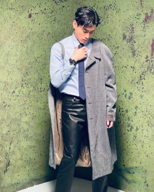 Toby Lee Instagram - 為您示範秋冬最新流行半穿脫法💁🏻‍♂️