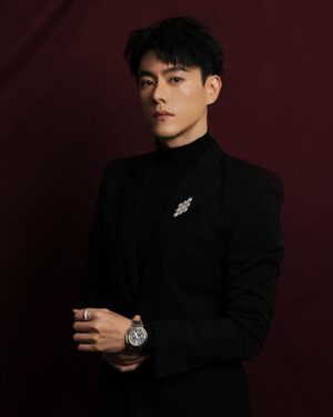 Toby Lee Instagram - 昨晚是我人生中最神奇也是最美妙的時刻。

直到今天起床我都覺得不可思議，能在這麼多優秀演員前輩中脫穎而出，除了幸運，沒有別的。

謝謝評審的青睞，讓一個在漁村長大的小孩，可以拿著獎座站到這個美好且榮譽的金鐘殿堂。

謝謝劇組團隊從上到下的所有人，沒有你們就不會成就今天的我。

謝謝所有支持她和她的她的觀眾們～不管你是什麼原因看了戲，都希望你們能在劇中找到溫暖與力量。

感謝和我一起共事的所有團隊夥伴們，這一路上以來的指導與幫助。

感謝我的兄弟，我的朋友，我的家人。

感謝小劉與皓明，謝謝你們出現在我的生命裏，在我的人生旅途上，照亮並指引著我前行。

沒有人是完美的，我會繼續努力，繼續演好接下來的每一個角色。

最後

我還是要說，阿母啊！哇愛哩 ❤️

All from @givenchy
Jewelry: @bulgari
Stylist: @chenghan_han
Makeup: @zephon790103
Hair: @raten02 @Chicshockhair
Photo: @hellohenryboy