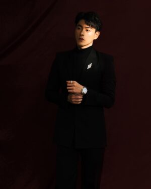 Toby Lee Instagram - 昨晚是我人生中最神奇也是最美妙的時刻。

直到今天起床我都覺得不可思議，能在這麼多優秀演員前輩中脫穎而出，除了幸運，沒有別的。

謝謝評審的青睞，讓一個在漁村長大的小孩，可以拿著獎座站到這個美好且榮譽的金鐘殿堂。

謝謝劇組團隊從上到下的所有人，沒有你們就不會成就今天的我。

謝謝所有支持她和她的她的觀眾們～不管你是什麼原因看了戲，都希望你們能在劇中找到溫暖與力量。

感謝和我一起共事的所有團隊夥伴們，這一路上以來的指導與幫助。

感謝我的兄弟，我的朋友，我的家人。

感謝小劉與皓明，謝謝你們出現在我的生命裏，在我的人生旅途上，照亮並指引著我前行。

沒有人是完美的，我會繼續努力，繼續演好接下來的每一個角色。

最後

我還是要說，阿母啊！哇愛哩 ❤️

All from @givenchy
Jewelry: @bulgari
Stylist: @chenghan_han
Makeup: @zephon790103
Hair: @raten02 @Chicshockhair
Photo: @hellohenryboy
