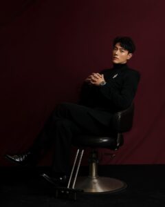 Toby Lee Instagram - 昨晚是我人生中最神奇也是最美妙的時刻。

直到今天起床我都覺得不可思議，能在這麼多優秀演員前輩中脫穎而出，除了幸運，沒有別的。

謝謝評審的青睞，讓一個在漁村長大的小孩，可以拿著獎座站到這個美好且榮譽的金鐘殿堂。

謝謝劇組團隊從上到下的所有人，沒有你們就不會成就今天的我。

謝謝所有支持她和她的她的觀眾們～不管你是什麼原因看了戲，都希望你們能在劇中找到溫暖與力量。

感謝和我一起共事的所有團隊夥伴們，這一路上以來的指導與幫助。

感謝我的兄弟，我的朋友，我的家人。

感謝小劉與皓明，謝謝你們出現在我的生命裏，在我的人生旅途上，照亮並指引著我前行。

沒有人是完美的，我會繼續努力，繼續演好接下來的每一個角色。

最後

我還是要說，阿母啊！哇愛哩 ❤️

All from @givenchy
Jewelry: @bulgari
Stylist: @chenghan_han
Makeup: @zephon790103
Hair: @raten02 @Chicshockhair
Photo: @hellohenryboy