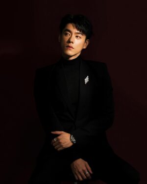 Toby Lee Instagram - 昨晚是我人生中最神奇也是最美妙的時刻。

直到今天起床我都覺得不可思議，能在這麼多優秀演員前輩中脫穎而出，除了幸運，沒有別的。

謝謝評審的青睞，讓一個在漁村長大的小孩，可以拿著獎座站到這個美好且榮譽的金鐘殿堂。

謝謝劇組團隊從上到下的所有人，沒有你們就不會成就今天的我。

謝謝所有支持她和她的她的觀眾們～不管你是什麼原因看了戲，都希望你們能在劇中找到溫暖與力量。

感謝和我一起共事的所有團隊夥伴們，這一路上以來的指導與幫助。

感謝我的兄弟，我的朋友，我的家人。

感謝小劉與皓明，謝謝你們出現在我的生命裏，在我的人生旅途上，照亮並指引著我前行。

沒有人是完美的，我會繼續努力，繼續演好接下來的每一個角色。

最後

我還是要說，阿母啊！哇愛哩 ❤️

All from @givenchy
Jewelry: @bulgari
Stylist: @chenghan_han
Makeup: @zephon790103
Hair: @raten02 @Chicshockhair
Photo: @hellohenryboy