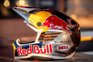 Toby Price Instagram - Fresh @bellracinghq lid for #Dakar2024 💪