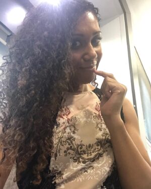 Toks Olagundoye Instagram - A lazy Sunday is great for folks who can’t be bothered to pick one selfie. Post ‘em all! Some more trailer selfie moments from the week. I hope you’re all having a great weekend ♥️
•

#SundayFunday #Lazy #TimeSaver #TrailerSelfie #CurlyGirl #CurlyGirls #NaturalHair #CurlyGirlsRock #Film #TV #NaturalHairRocks #BlackGirlMagic #MelaninPoppin #Natural #NaturalMakeup #Selfie #NaturalLook #VeganGirl #VeganMakeup #Vegan #Happy #Hollywood #CrownAct #TheCrownAct #HealthyHair #RepresentationMatters #Me #DoYou
