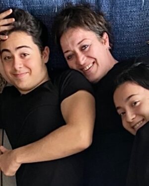 Tolga Çevik Instagram - Anneler Günü Kutlu olsun.💐 @reyore @ozgeyilmazcevik