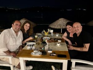 Tolga Çevik Instagram - Atik Ailesiyle hınzır bir gece…
@ozgeyilmazcevik @atikozer @aysegulatikk