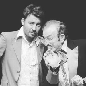 Tolga Güleç Instagram - Eğitime gönül veren, bunca zaman tüm zorluklara karşı, duruşunu hiç bozmayan tiyatrocu, gerçek emekçilerin 27 Mart #DünyaTiyatroGünü kutlu olsun.