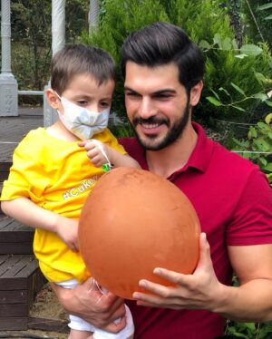 Tolga Mendi Instagram - Kansersiz Yaşam Derneği tarafından düzenlenen etkinlikte bugün onlarca özel ve güzel kalbe dokunabilmenin mutluluğunu yaşadık...Hepiniz ayrı ayrı çok özelsiniz❤️ @kansersizyasam 
@hiragungor1 
@didakaymaz
