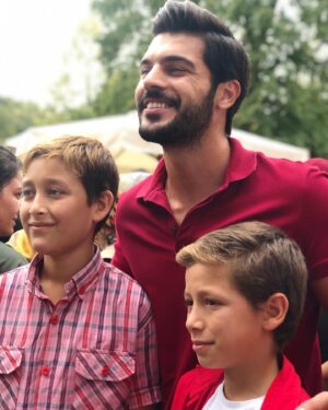 Tolga Mendi Instagram - Kansersiz Yaşam Derneği tarafından düzenlenen etkinlikte bugün onlarca özel ve güzel kalbe dokunabilmenin mutluluğunu yaşadık...Hepiniz ayrı ayrı çok özelsiniz❤️ @kansersizyasam 
@hiragungor1 
@didakaymaz