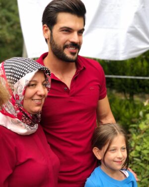 Tolga Mendi Instagram - Kansersiz Yaşam Derneği tarafından düzenlenen etkinlikte bugün onlarca özel ve güzel kalbe dokunabilmenin mutluluğunu yaşadık...Hepiniz ayrı ayrı çok özelsiniz❤️ @kansersizyasam 
@hiragungor1 
@didakaymaz