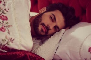 Tolga Mendi Instagram - Yeni Gelin saat 20:00 de @showtv de herkesleri bekliyoruz☺