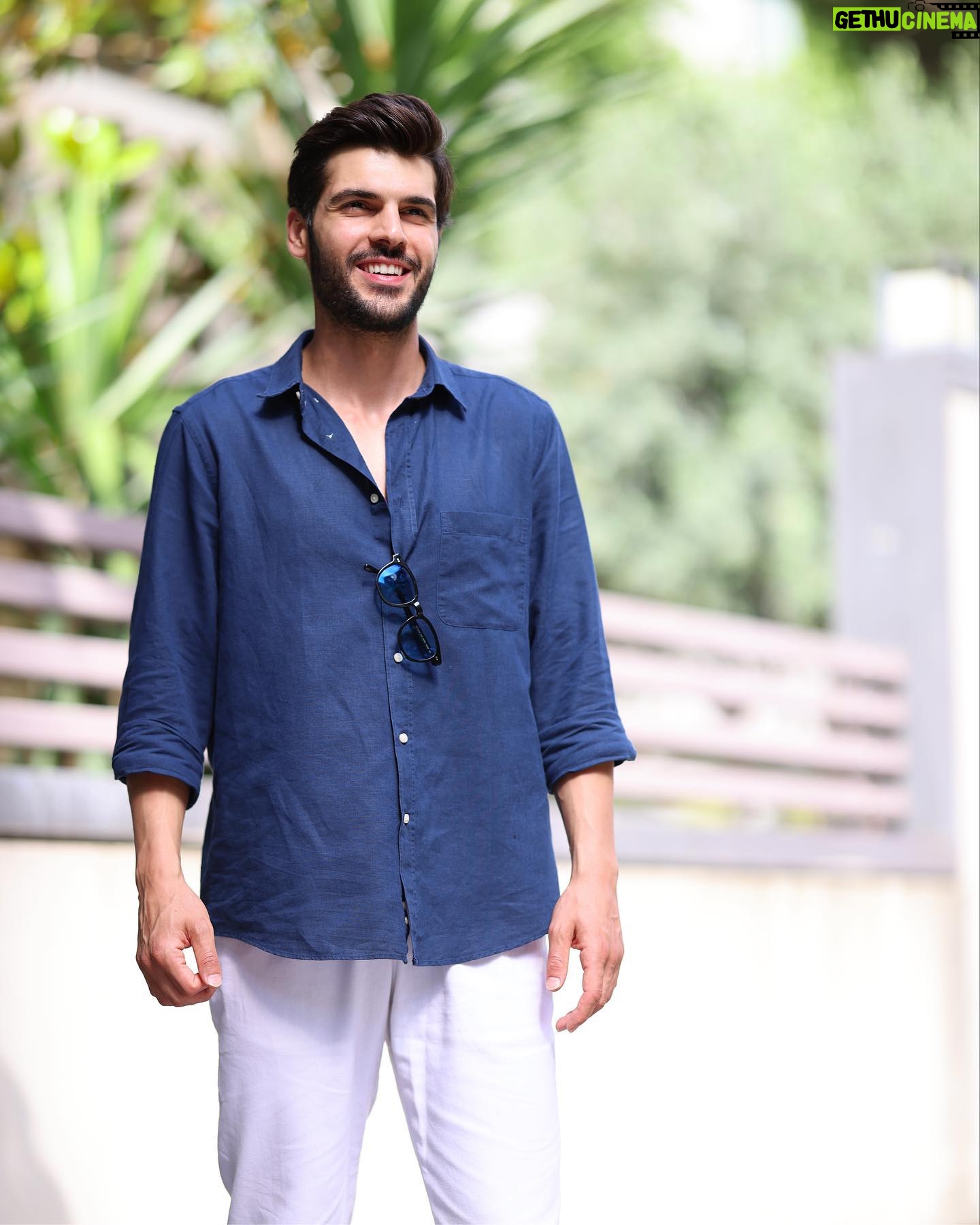 Tolga Mendi - 75.1K Likes - 📸 @boragokhan 
Mevlana Celalettin-i Rumi dizisinden kalbime dokunan ufak bir kısmı keyifle paylaşıyorum…

Hz.Mevlana: Ne iş yaparsın efendi?
Adam: Zerkubum
Hz.Mevlana: İşin altın ile öyle mi?
Adam: Doğrudur,işimiz altın ile.
Hz.Mevlana:Peki işlediğin mücevheratın güzelliğinin sebebi nedir?
Adam: Ne olucak özü olan altındır…
Hz.Mevlana: İşte bunu bilip,görüp insanın özünü göremeyecek kadar körsünüz o halde. Bu özü anlamayacak kadar idraktan uzaksınız vallahide billahide…İnsanın geldiği o özde ne Moğol vardır ne Müslüman vardır ne Hristiyan vardır ne de Putperest vardır.Kalu belada Allah insanların ruhlarını yarattığında onların özleri bir değil miydi?
İnsanı özünden ayıran yine insandır…İşte ben o saf özü seviyorum;hem Selahattin Erkup da hem de bu garibanda o öz vardır işte.Dönün kendinize bakın!Bendeki öz nerdedir diye.O öz nerdedir de benim dilimden şer dökülmektedir…Bu söylediğimi unutmayın!72 millete tek gözle bakmayan halka müderris bile olsa hakikatta asidir.