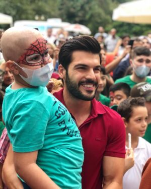 Tolga Mendi Instagram - Kansersiz Yaşam Derneği tarafından düzenlenen etkinlikte bugün onlarca özel ve güzel kalbe dokunabilmenin mutluluğunu yaşadık...Hepiniz ayrı ayrı çok özelsiniz❤️ @kansersizyasam 
@hiragungor1 
@didakaymaz